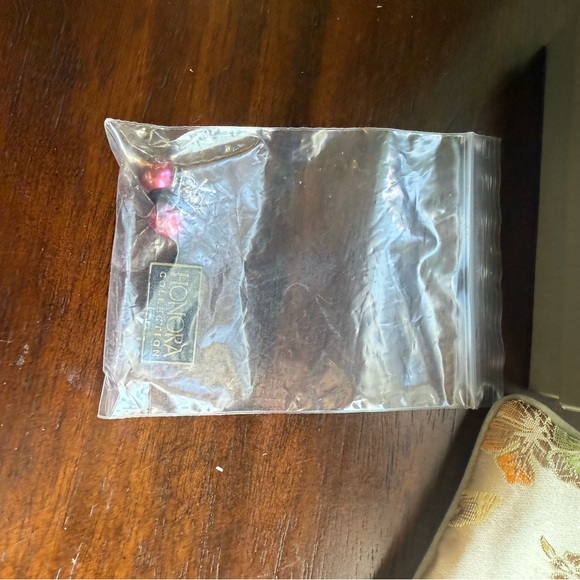 Honora Cultured Purple Maroon Pearl Stud Earrings Silver backing NEW IN PACKAGE - Picture 4 of 12